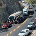 Solidaridad y luto en México tras volcadura que cobró 18 vidas 18 muertes en trágico accidente de autobús en Oaxaca-México