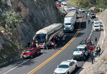 Solidaridad y luto en México tras volcadura que cobró 18 vidas 18 muertes en trágico accidente de autobús en Oaxaca-México