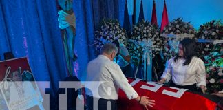 Foto: León rinde homenaje a Gladys Báez/TN8