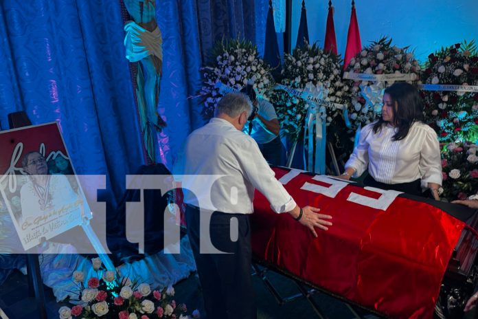 Foto: León rinde homenaje a Gladys Báez/TN8 Foto: León rinde homenaje a Gladys Báez/TN8