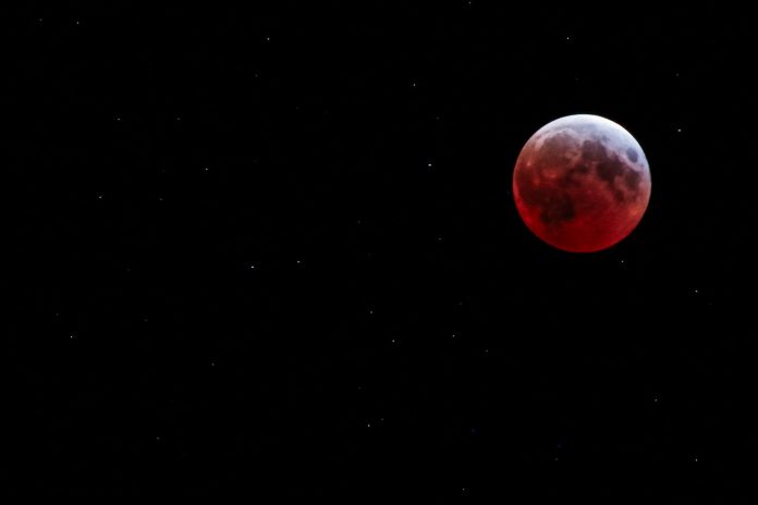 Foto: La Luna se tiñó de rojo en un evento único/Cortesía
