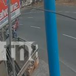 Foto: Mala maniobra deja a un motociclista prensado en Carretera a Masaya (VIDEO)/TN8