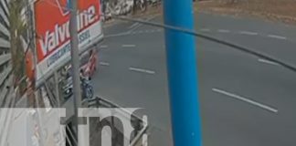 Foto: Mala maniobra deja a un motociclista prensado en Carretera a Masaya (VIDEO)/TN8