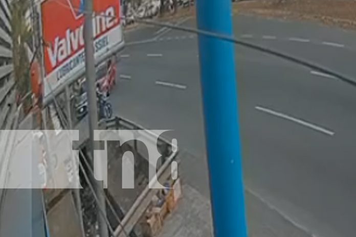 Foto: Mala maniobra deja a un motociclista prensado en Carretera a Masaya (VIDEO)/TN8