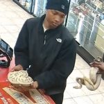 Roban en gasolinera de EEUU con dos serpientes /cortesía