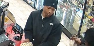 Roban en gasolinera de EEUU con dos serpientes /cortesía