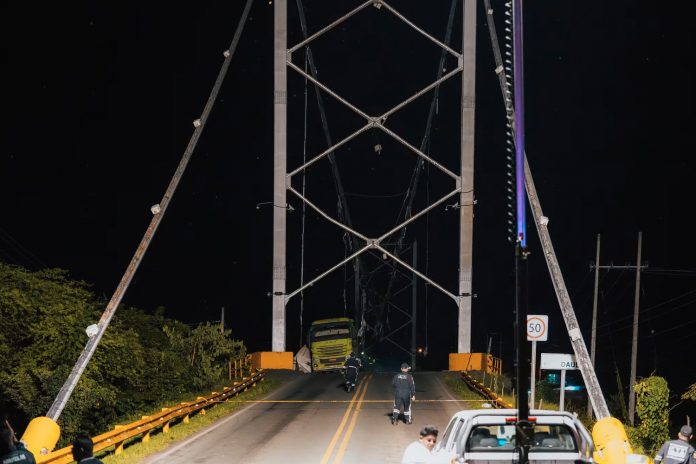 Foto: Colapso de un puente colgante en Ecuador/Cortesía Foto: Colapso de un puente colgante en Ecuador/Cortesía