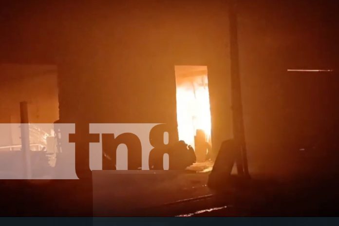 Foto: Incendio afectó un taller de mueblería en El Jícaro/TN8