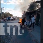 Foto: Moto arde en llamas y es reducida a chatarra en una de las calles de Matagalpa/TN8