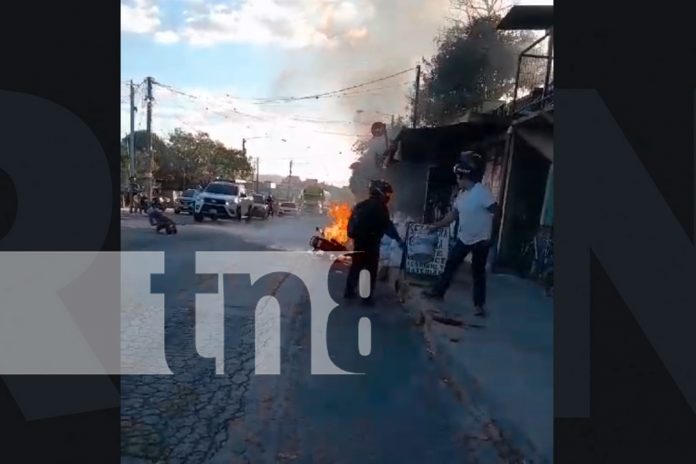 2 Foto: Moto arde en llamas y es reducida a chatarra en una de las calles de Matagalpa/TN8