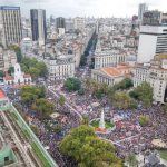 Argentina elimina la moratoria y recorta jubilaciones a miles de personas Foto: Milei obliga a jubilados a conformarse con menos /cortesía