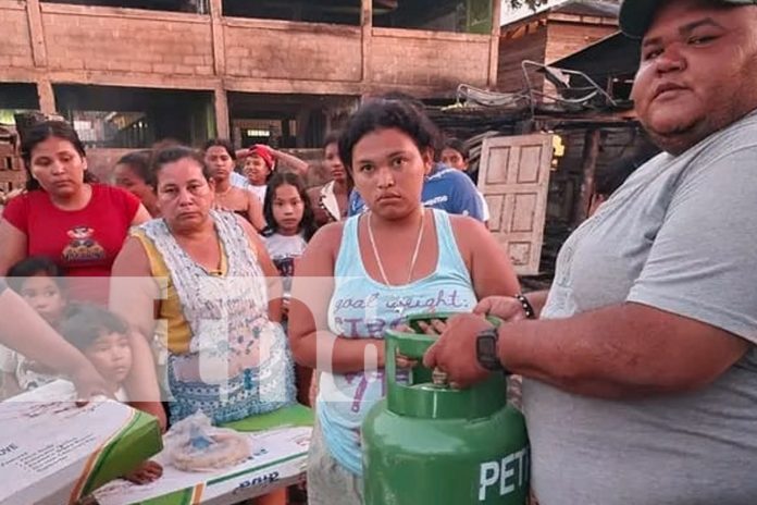 Foto: Ayuda rápida llega a familias afectadas por incendio en Bilwi/TN8 Foto: Ayuda rápida llega a familias afectadas por incendio en Bilwi/TN8