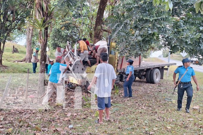 2 Foto: Camión se estrella contra un árbol en Mulukukú: Cuatro personas resultan heridas/TN8