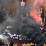 Caos en Serbia: diputados lanzan granadas de humo en plena sesión (VIDEO) Foto: Caos en Serbia: diputados lanzan granadas de humo en plena sesión (VIDEO) /Cortesía