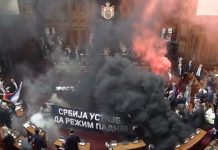 Caos en Serbia: diputados lanzan granadas de humo en plena sesión (VIDEO) Foto: Caos en Serbia: diputados lanzan granadas de humo en plena sesión (VIDEO) /Cortesía