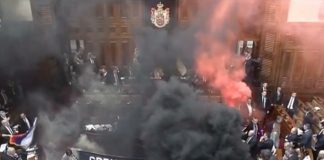 Foto: Caos en Serbia: diputados lanzan granadas de humo en plena sesión (VIDEO) /Cortesía