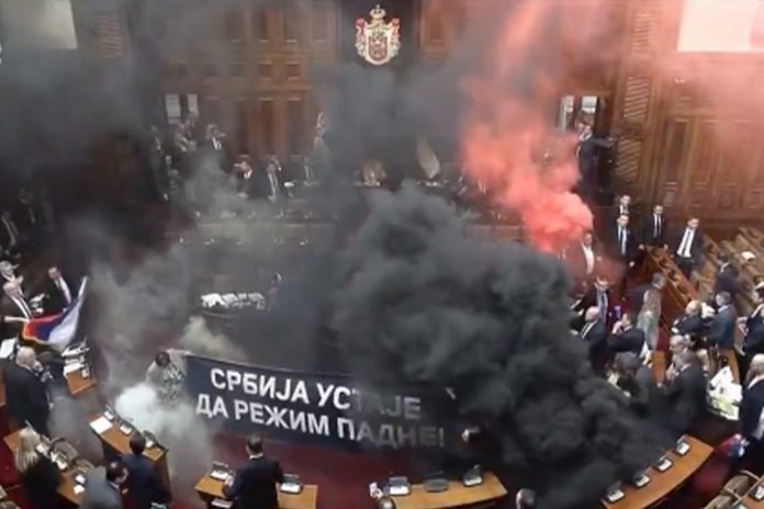 Foto: Caos en Serbia: diputados lanzan granadas de humo en plena sesión (VIDEO) /Cortesía Foto: Caos en Serbia: diputados lanzan granadas de humo en plena sesión (VIDEO) /Cortesía