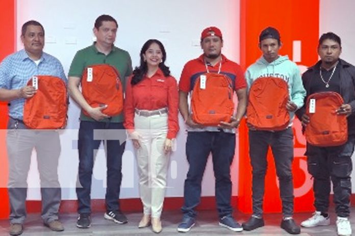 3 Foto: Claro premia a sus clientes con kits escolares y apoya el regreso a clases / TN8