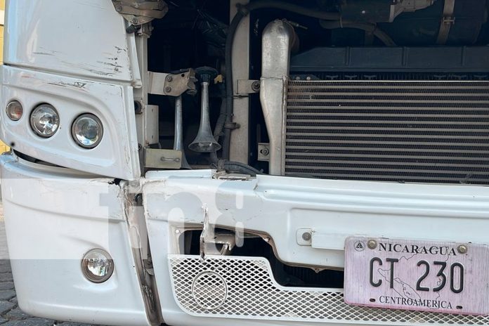 Foto: Bus choca contra una camioneta en Juigalpa/TN8 Foto: Bus choca contra una camioneta en Juigalpa/TN8
