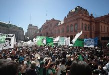 Trabajadores en Argentina se movilizan en rechazo a nueva ola de despidos Foto: Trabajadores en Argentina exigen reincorporación/Cortesía
