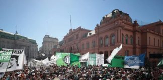 Foto: Trabajadores en Argentina exigen reincorporación/Cortesía