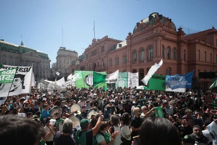 Foto: Trabajadores en Argentina exigen reincorporación/Cortesía Foto: Trabajadores en Argentina exigen reincorporación/Cortesía