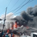 Llamas arrasan negocios y hogar en el barrio Nueva Jerusalén, Bilwi Foto: Incendio devasta comercios en Bilwi/TN8
