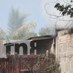 Mujer de Estelí se salva de morir calcinada tras un incendio en su casa Foto: Bomberos y vecinos enfrentan incendio mortal en Estelí /TN8