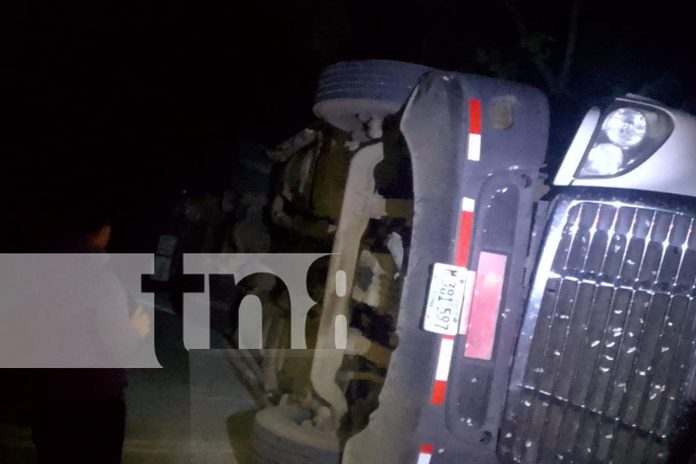 Foto: Cabezal que transportaba bananos se vuelca en Malacatoya /TN8