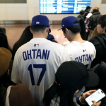 Ohtani y Dodgers se esconden de fanáticos al llegar a Tokio Ohtani y Dodgers se esconden al llegar a Tokio