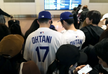 Ohtani y Dodgers se esconden de fanáticos al llegar a Tokio Ohtani y Dodgers se esconden al llegar a Tokio