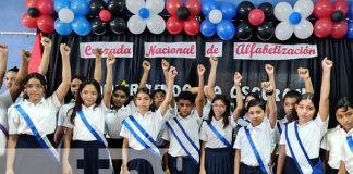 Foto: Homenaje en colegio de Managua para la Cruzada Nacional de Alfabetización / TN8