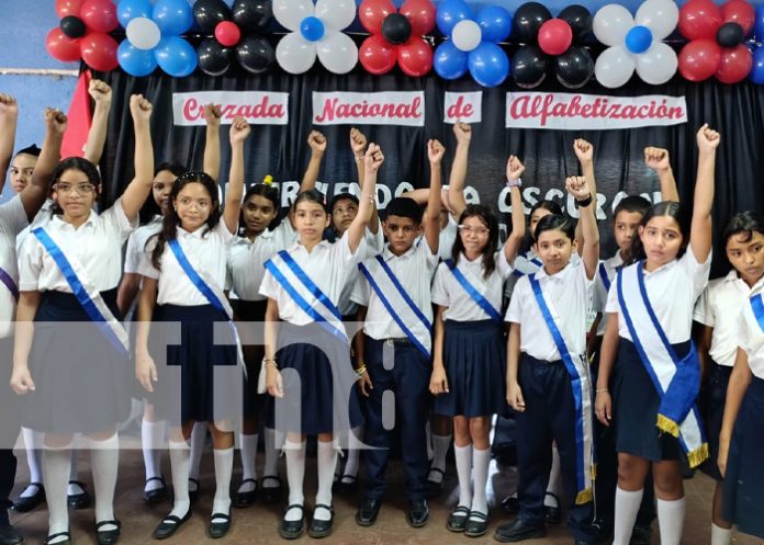 Foto: Homenaje en colegio de Managua para la Cruzada Nacional de Alfabetización / TN8