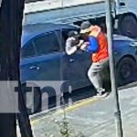 Video impactante: Asaltante forcejea con un cambista en una calle de Managua Foto: Intento de robo a un cambista en Managua / TN8