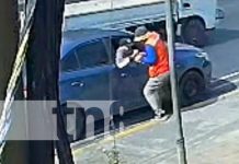 Video impactante: Asaltante forcejea con un cambista en una calle de Managua Foto: Intento de robo a un cambista en Managua / TN8