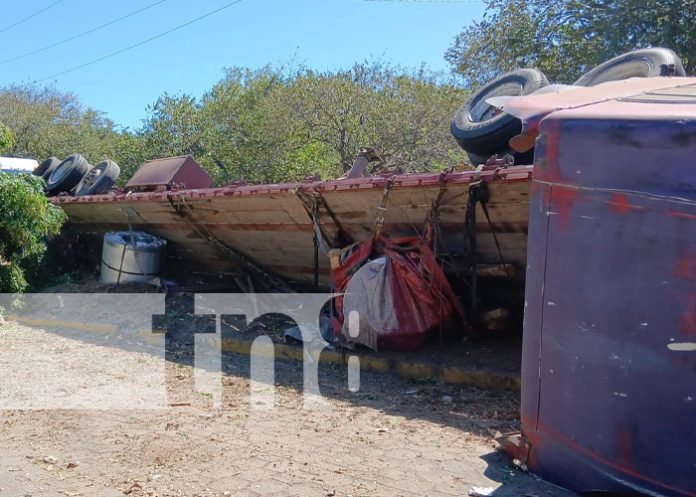 Foto: Vuelco de furgón en Rivas / TN8