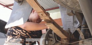 Foto: Jovencita admirada por su taller mecánica en Estelí / TN8