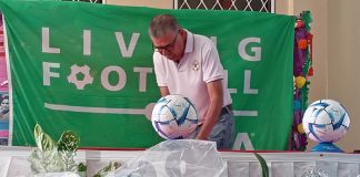 Foto: Programa de la FIFA para balones y otros equipos de fútbol en colegios de Managua / TN8