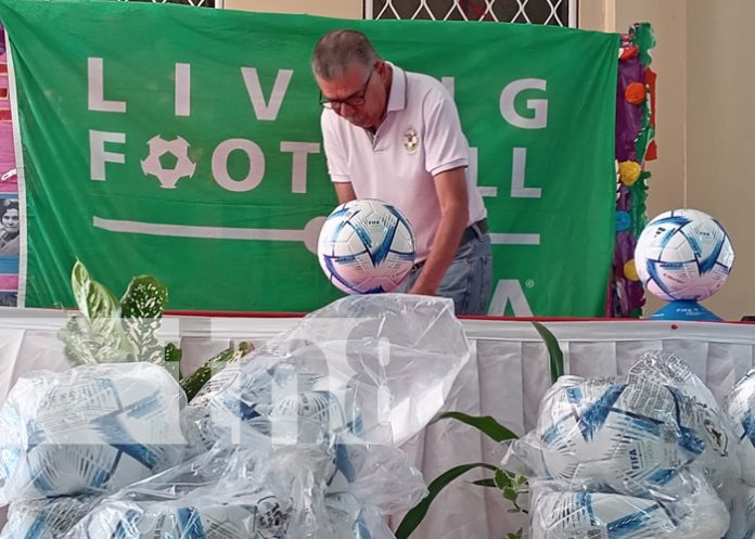 Foto: Programa de la FIFA para balones y otros equipos de fútbol en colegios de Managua / TN8