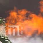 Devastador incendio reduce a cenizas área de empaque en fábrica de tabaco en Estelí Foto: Grandes llamas por incendio en una fábrica de puros en Estelí / TN8
