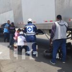 A centímetros de la muerte: Arrastrado por un furgón en la Crtra. Norte, Managua Foto: Motorizado queda debajo de un furgón en Managua / TN8