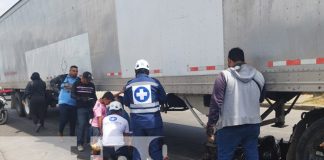 Foto: Motorizado queda debajo de un furgón en Managua / TN8