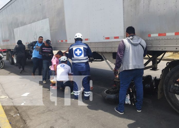 Foto: Motorizado queda debajo de un furgón en Managua / TN8 Foto: Motorizado queda debajo de un furgón en Managua / TN8