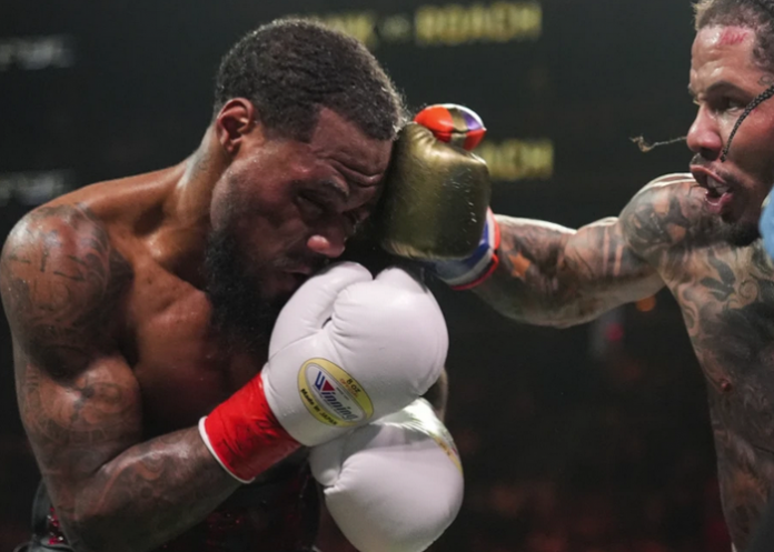 Davis Dvis vence a Roach con polémica