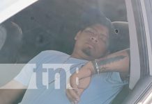 ¡Hasta el cereguete! Lo agarran bien bolo y dormido en El Recreo, Managua (VIDEO) Foto: Ebrio y dormido en su vehículo en media pasada de El Recreo, Managua / TN8