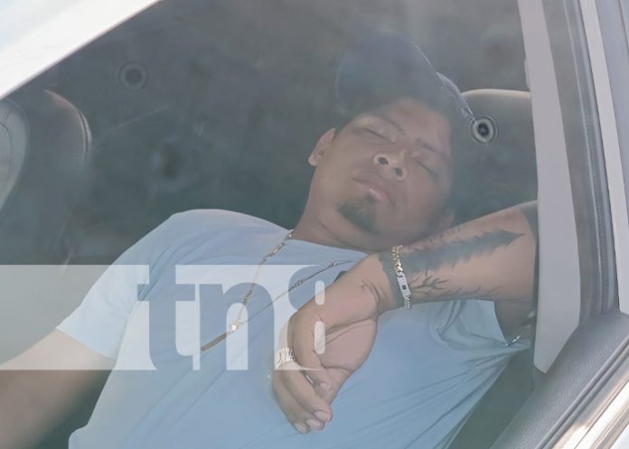 Foto: Ebrio y dormido en su vehículo en media pasada de El Recreo, Managua / TN8 Foto: Ebrio y dormido en su vehículo en media pasada de El Recreo, Managua / TN8