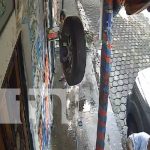 ¡Insólito! Llanta desprendida golpea a niña que andaba en una venta de Managua (VIDEO) Foto: Llanta sale desprendida e impacta a una niña en Managua / TN8