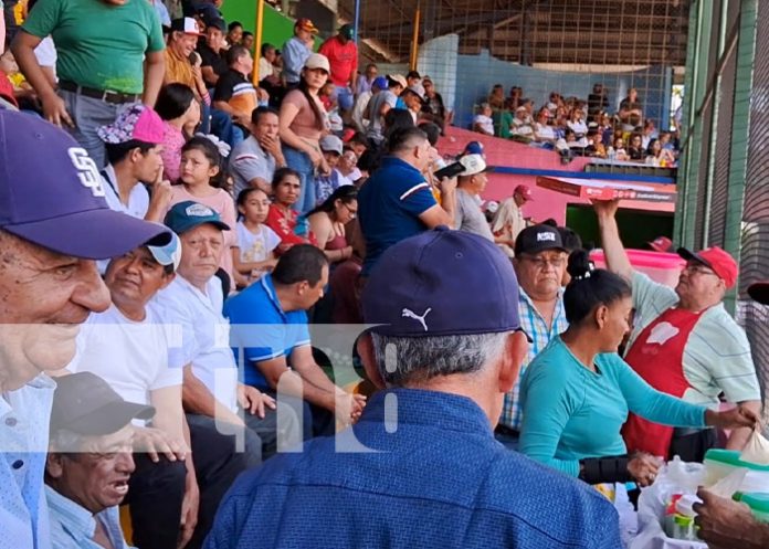 Foto: Comercio en medio del estadio de béisbol en Matagalpa / TN8