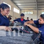 ¿Las mujeres son mejores que los hombres en la mecánica automotriz? Foto: Mujeres en aprendizaje de mecánica automotriz en Nicaragua / TN8