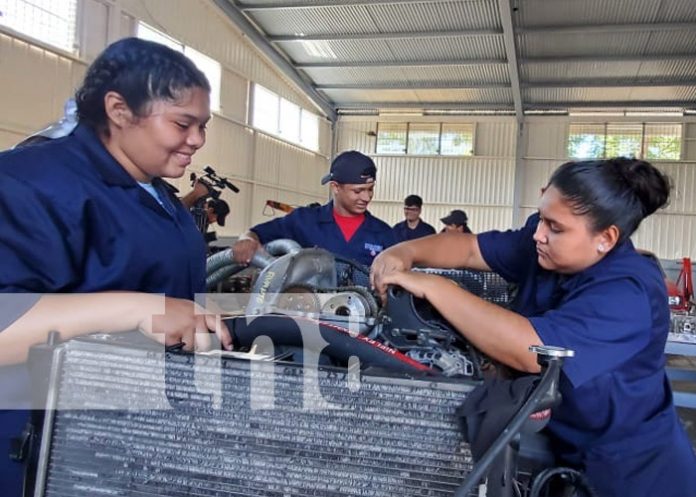 Foto: Mujeres en aprendizaje de mecánica automotriz en Nicaragua / TN8